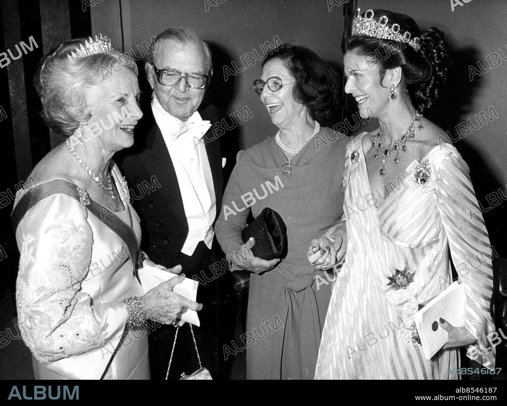 Stockholm 1981-12-10. Drottning Silvia (th) med föräldrarna Alice och Walther Sommerlath och prinsessan Lilian (tv) på väg till årets Nobelfestligheter.. Foto: Stefan Lindblom / Svenskt Pressfoto / TT / kod 20360.