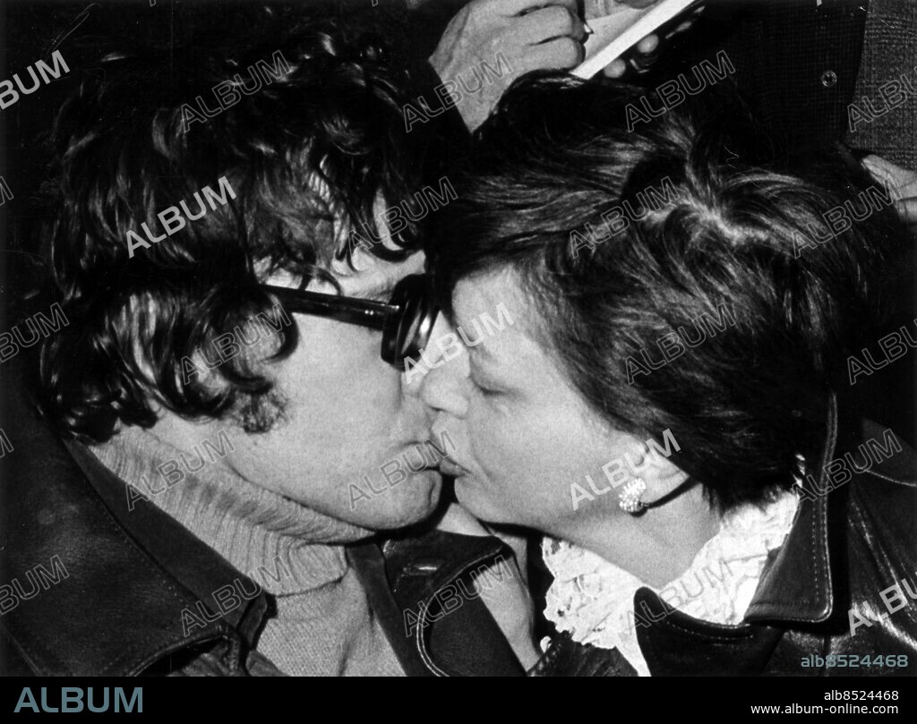 Judy Garland med dottern kysser maken Mickey Deans. Anländer till Kastrups flygplats i Köpenhamn Danmark. Garland Judy sång USA Sit 1969. Deans Mickey. Människor Kärlek & Kyssar . Foto: Sydsvenskan / IBL Bildbyrå.