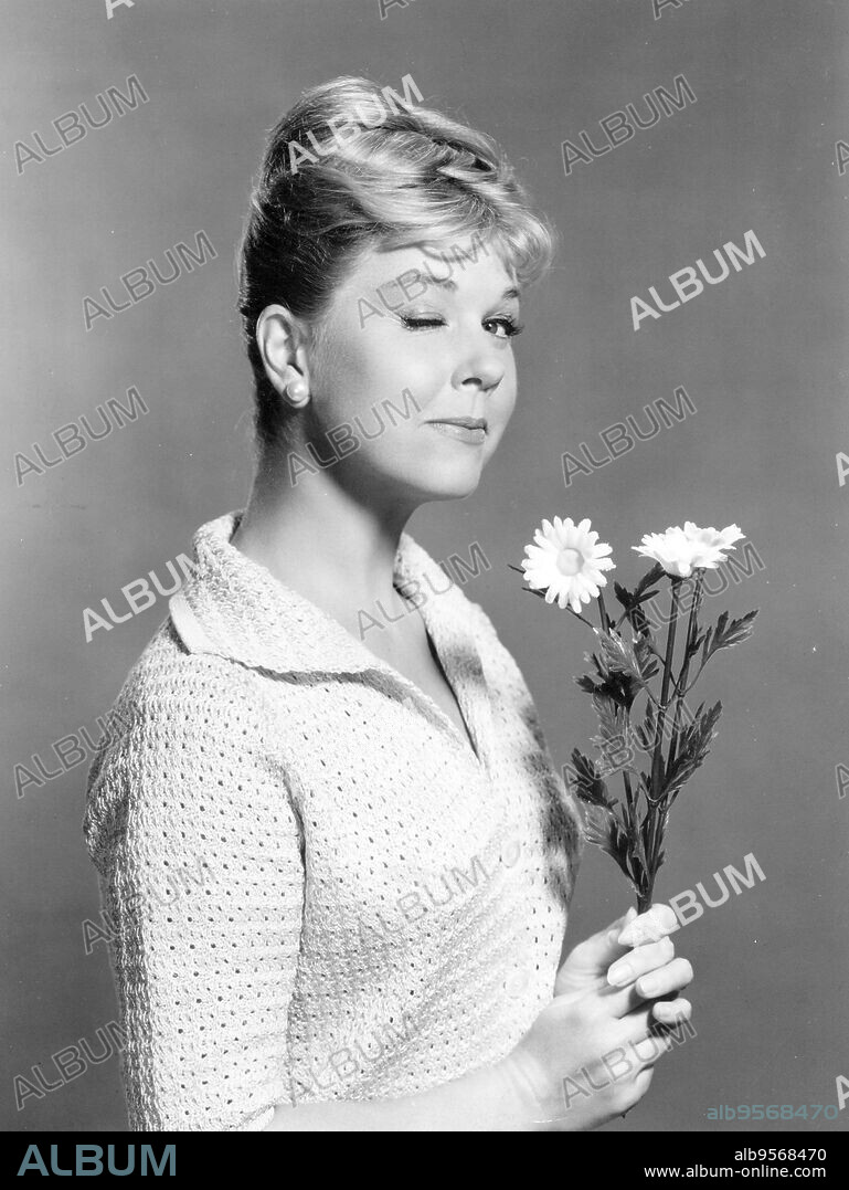 DORIS DAY en NO OS COMÁIS LAS MARGARITAS, 1960 (PLEASE DON'T EAT THE DAISIES), dirigida por CHARLES WALTERS. Copyright M.G.M.
