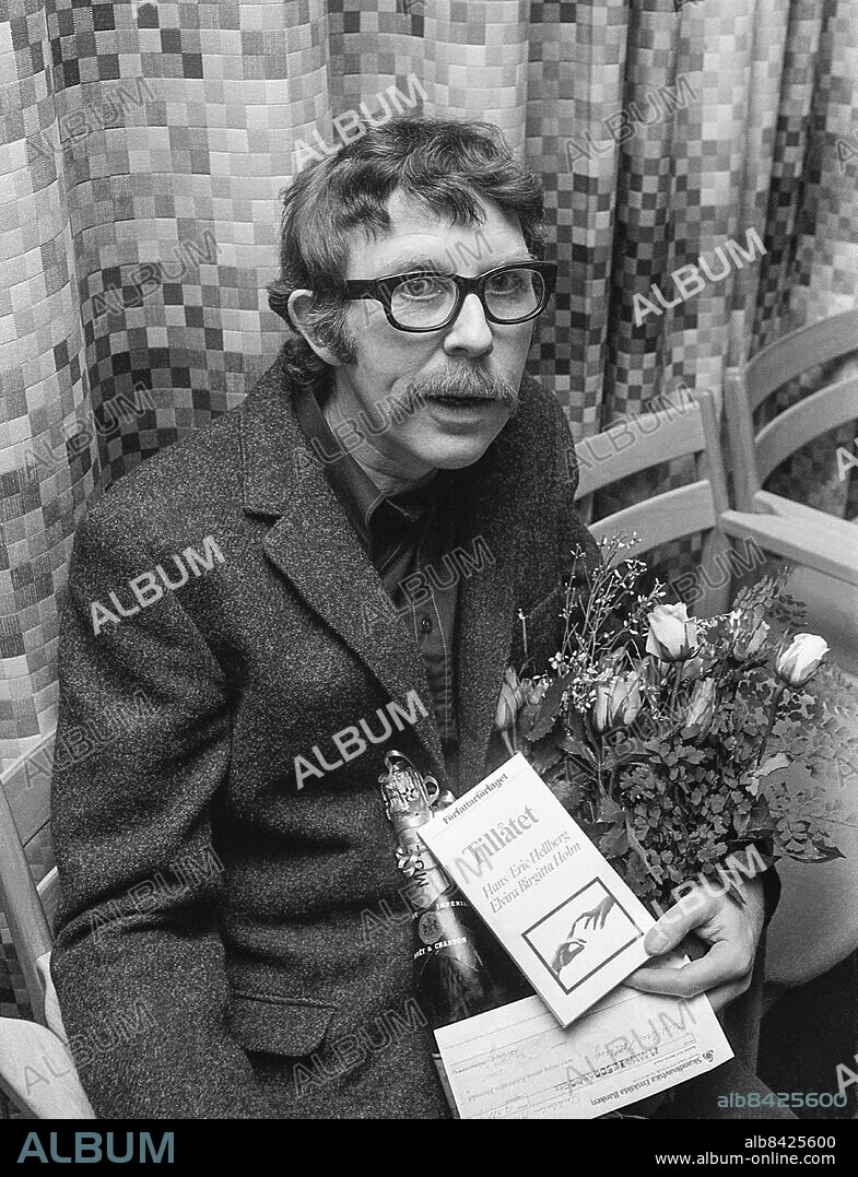 STOCKHOLM 1975-11-20. Hans Erik Hellberg författare erhåller Astrid Lindgren stipendiet. Foto: Jan Collsiöö / TT Historical / Kod: 1902.