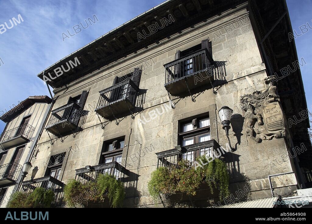 Mutriku / Motrico; Casa Galdona (siglo  XVII) en la plaza del Ayuntamiento.
