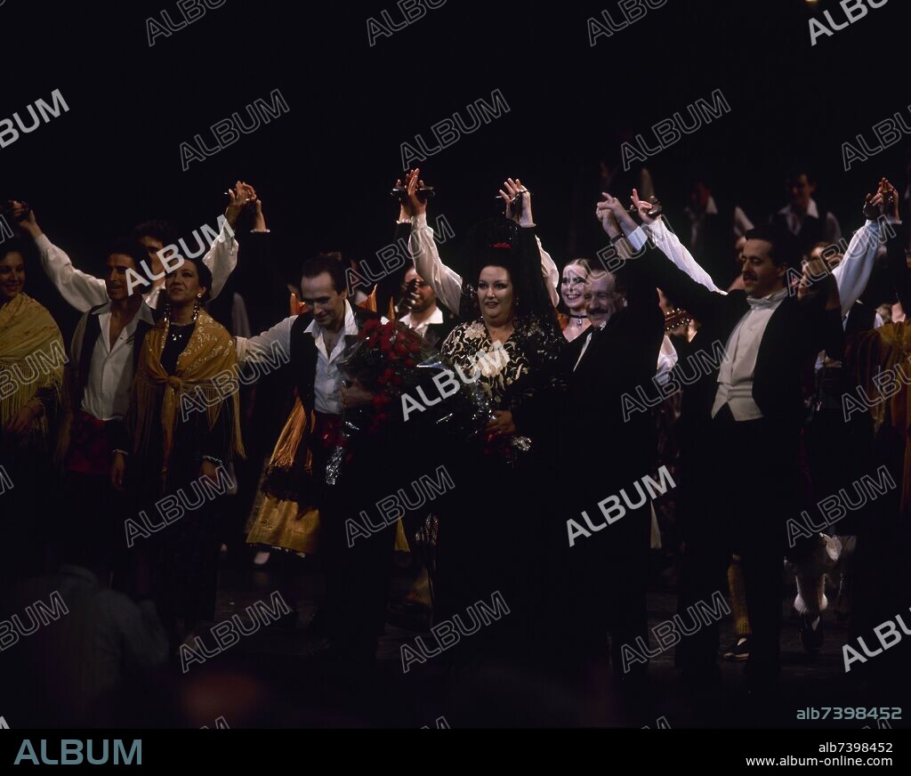 JOSE TAMAYO. SALUDO DESPEDIDA DE LA COMPAÑIA DE TEATRO AL FINAL DE LA OPERA LA DOLORES, OPERA DE TOMAS BRETON, EN EL CENTRO MONSERRAT CABALLE, JOSE CARRERAS Y TAMA.
