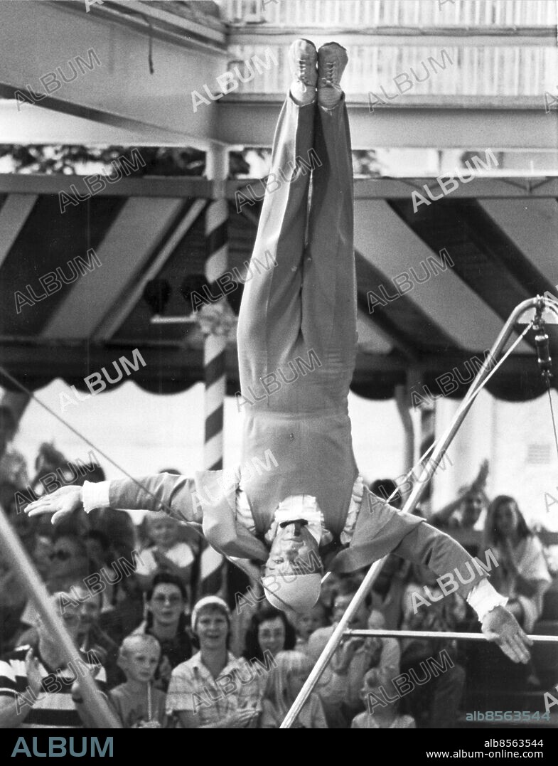 Göteborg 1985-05-03 - Lindansaren Reino - Carl-Otto Andersson - står på huvudet på salk lina - *** Local Caption *** GP Foto: Rolf Hallin. KAMERAREPORTAGE.