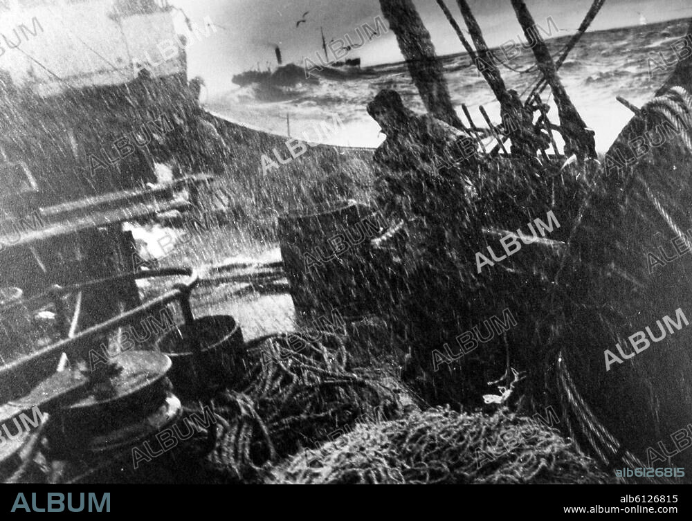 Das ist auf einem Schiff in der Barentssee unweit von Murmansk. Es war 1940 während eines Sturms. Den Sturm liebte ich sehr, diese Naturgewalt. Solche Aufnahmen machte ich immer mit einem Weitwinkelobjektiv. Mit der einen Hand habe ich mich festgehalten und mit der anderen fotografiert.