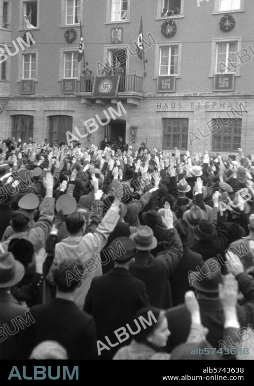 Weimar, Gautag von Thüringen, 4.-6. November 1938. Hitler auf einem Balkon des Hotels "Elephant". Foto, 6.11.1938.