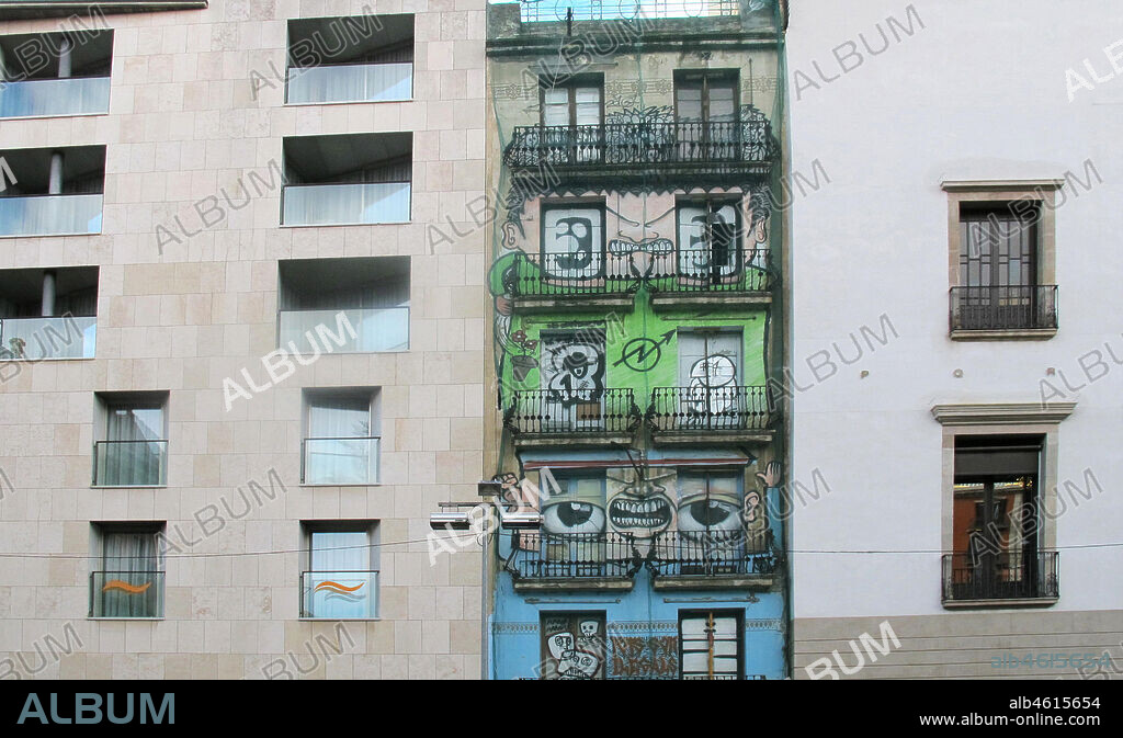 Frente de edificio pintado con ojos, graffiti mural, barrio Gótico, Distrito Ciutat Vella, Barcelona en 2013.
