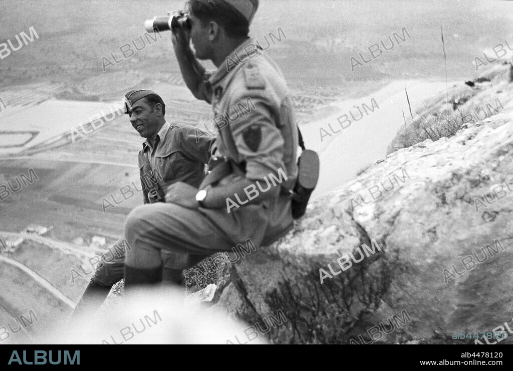 España. Guerra civil (1936-1939). Falange española y de las J.O.N.S. División 72 del Cuerpo del Ejército de Castilla. Flechas Verdes, junto a legionarios del Corpo Truppe Volontaire, CTV, formaron una unidad mixta italo-española movilizada para hacer frente en la ofensiva de Catalunya al final de la contienda. Oficial italiano y un soldado en el peñón de Ifach, en Calpe, observando el mar y las salinas a través de unos prismáticos. Marzo de 1939.
