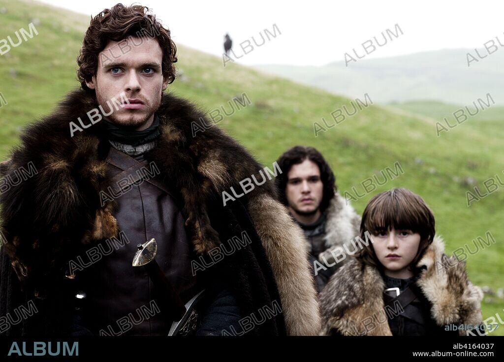 ISAAC HEMPSTEAD-WRIGHT, KIT HARINGTON et RICHARD MADDEN dans LE TRÔNE DE FER: GAME OF THRONES, 2011 (GAME OF THRONES), réalisé par DANIEL MINAHAN. Copyright HBO. Temporada 1 capítulo 1.
.
