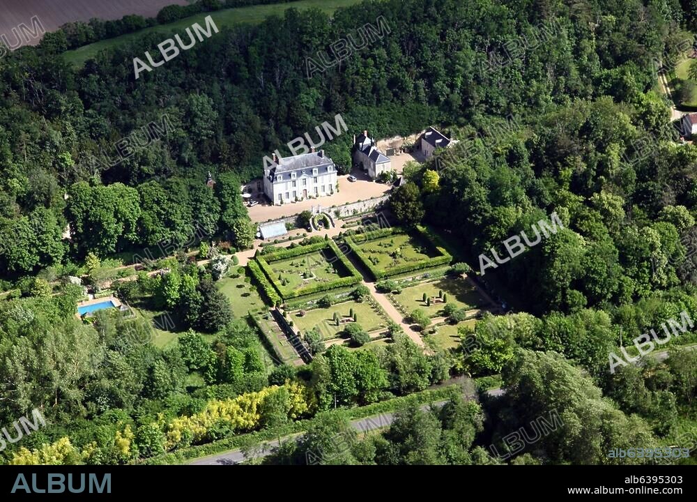 Pocésur-Cisse (Dép. Indreet-Loire, Frankreich), Chateau de Fourchette (18. Jahrhundert; Besitz vn Mick Jagger).-Gesamtansicht.-Luftaufnahme, Juli 2009.