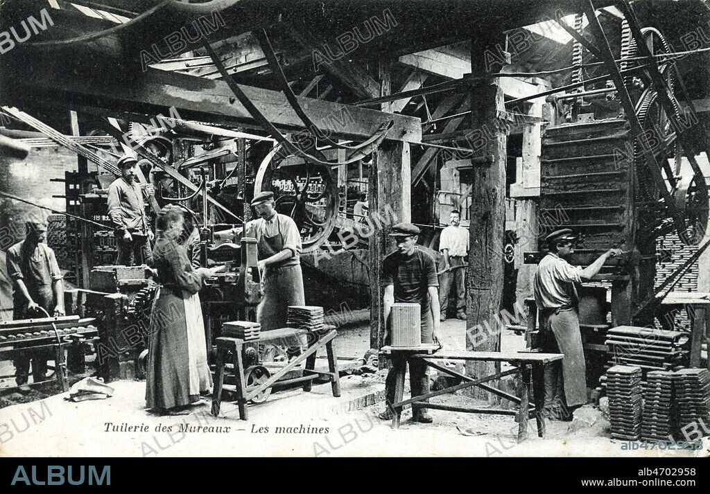 'Tuilerie des Mureaux : les machines'. Carte postale vers 1910. Credit : IM/KHARBINE-TAPABOR.