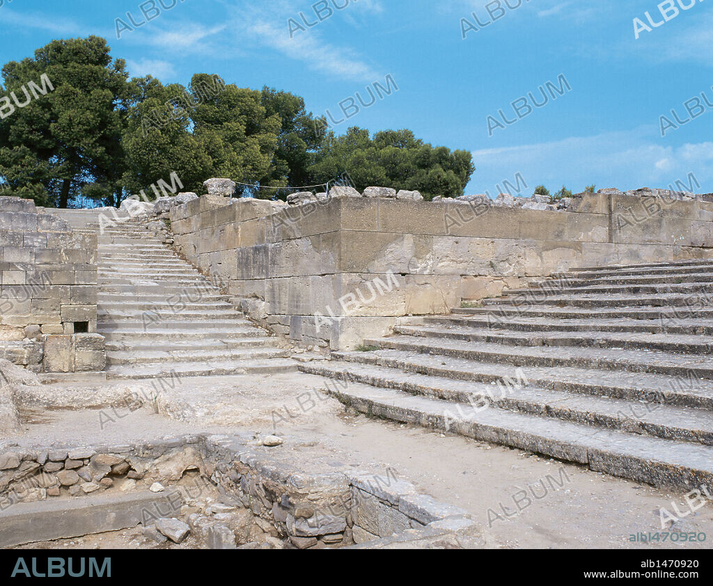 ARTE MINOICO. GRECIA. PALACIO DE FESTOS. Construído en la llanura de Mesará. Vista parcial de la GRAN ESCALINATA del propileo Oeste, utilizada para las grandes procesiones. Creta.