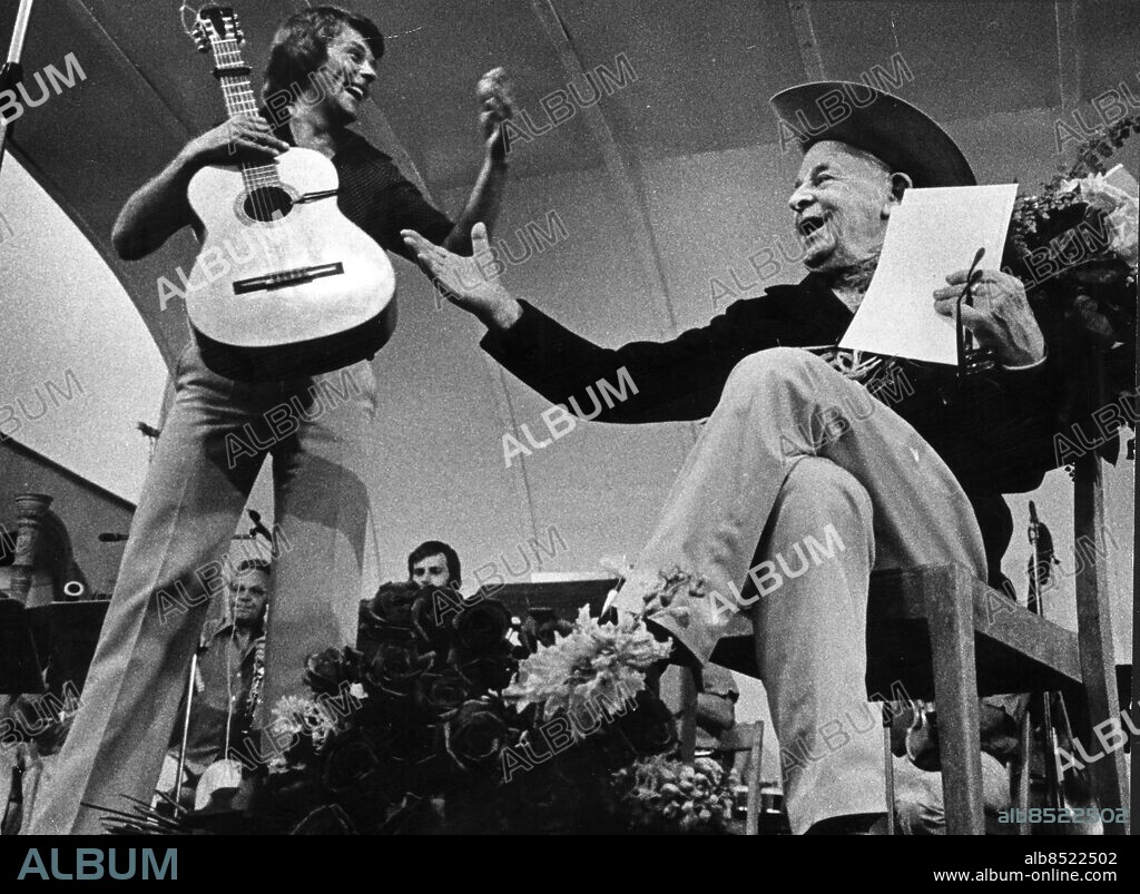 ARKIV -1973- Evert och Sven-Bertil Taube vid den traditionella Taube-konserten på Gröna Lund i Stockholm den 8 juli 1973, tredje året som Sven-Bertil Taube tog över sjungandet och Evert Taube endast deklamerade. Sven-Bertil Taube fyller 70 år den 24 november 2004.. Foto: Sven Erik Sjöberg Kod: 53 SVD OUT. COPYRIGHT SCANPIX SWEDEN.