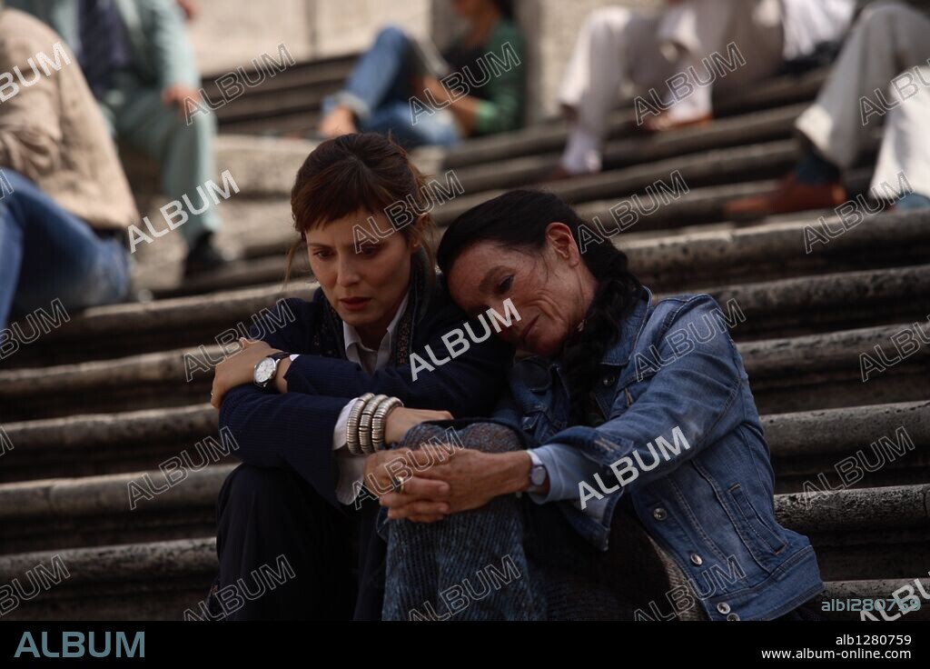 AITANA SANCHEZ-GIJON y GERALDINE CHAPLIN en HABLAME DE AMOR, 2008 (PARLAMI D'AMORE), dirigida por SILVIO MUCCINO. Copyright CATTLEYA.