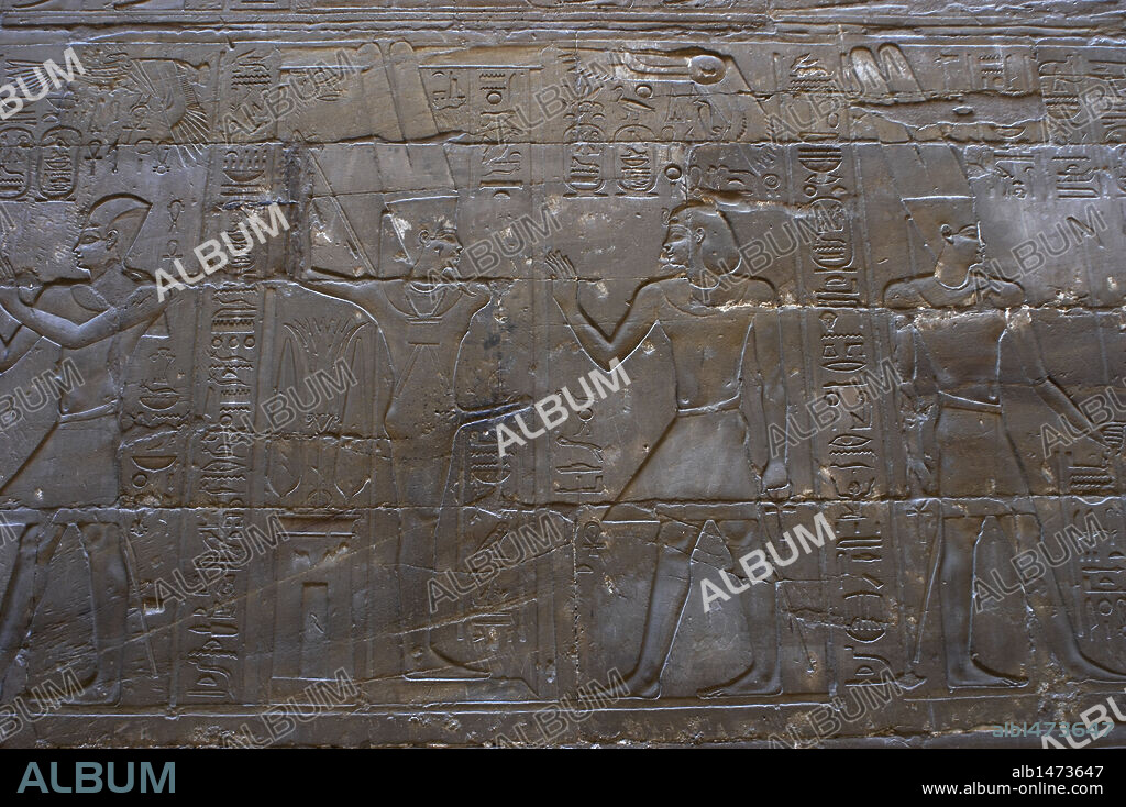 ARTE EGIPCIO. EGIPTO. Relieve con la representación de un faraón entre dos dioses. A la izquierda MIN, con el falo erecto, dios de la fecundidad. A la derecha AMON, el dios eterno, con casco decorado con dos grandes plumas y el lazo de la vida en una de sus manos. Capilla consagrada a Amón-Min. TEMPLO DE LUXOR. IMPERIO NUEVO.
