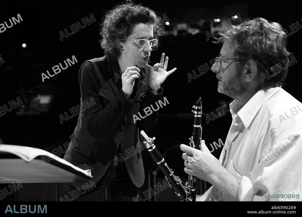 Neuwirth, Olga; österr.Komponistin; geb. am 4.8.1968 in Graz.-Cité de la Musique, Paris, 14.Dezember 2011: Olga Neuwirth und der Klarinettist Alain Damiens.-Foto.
