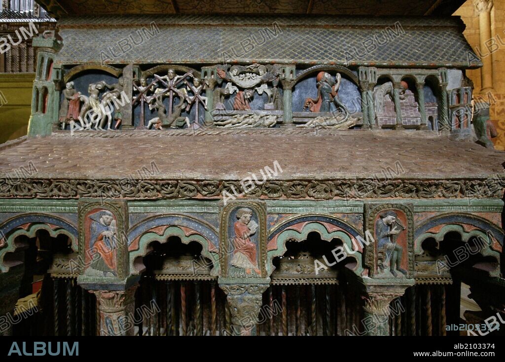 IGLESIA DE SAN VICENTE. INTERIORES. DETALLES DEL CENOTAFIO. ESCULTURA ROMANICA. PIEDRA POLICROMADA.
