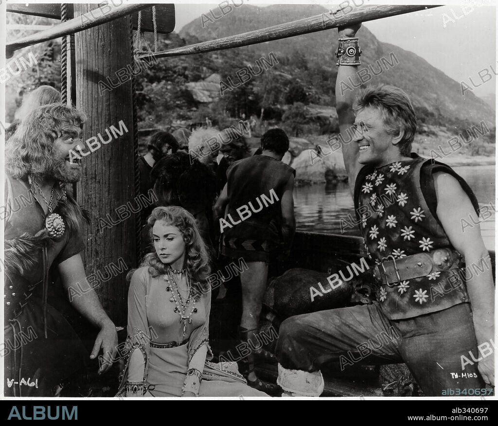 ERNEST BORGNINE, JANET LEIGH and KIRK DOUGLAS in THE VIKINGS, 1958, directed by RICHARD FLEISCHER. Copyright BRYNA PRODUCTION/UNITED ARTISTS.