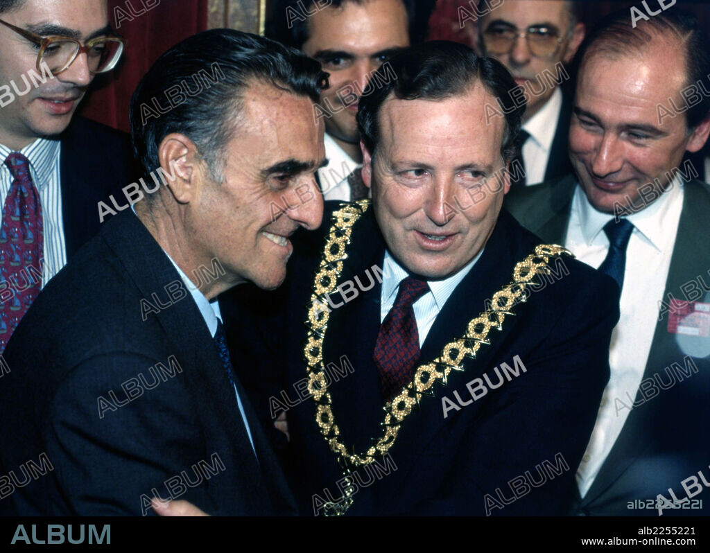 RODRIGUEZ SAHAGUN , AGUSTIN. POITICO ESPAÑOL. AVILA 1932 - 1991. JUNTO A JOSE MARIA ALVAREZ DEL MANZANO , EN LA TOMA DE POSESION DE ESTE COMO ALCALDE DE MADRID.