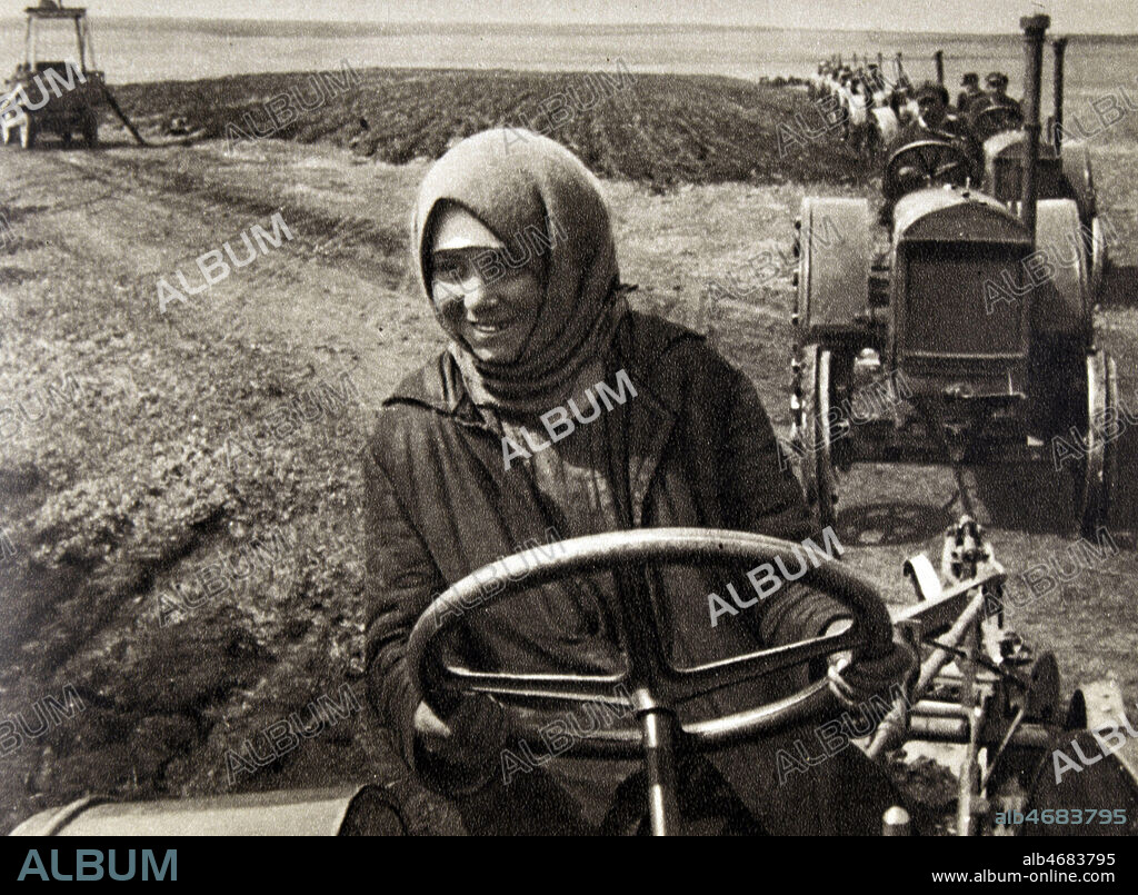 Femme conduisant un tracteur dans un kolkhoze. Illustration tiree de l'ouvrage de E. GLAESER et F.C. WEISKOPF 'La Russie au travail', publie vers 1935. Credit : Jean Vigne/KHARBINE-TAPABOR.