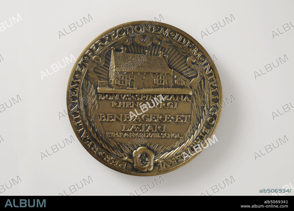 commemorative token, Johannes Cornelis Wienecke, 1927, minted, General: 6.5 x 0.3cm (65 x 3mm), Weight: 90g, house, man's portrait, bust, Medal commemorating the 350th anniversary of Spinoza's death in 1927. On the the front shows a three-quarter left-turned bust of Spinoza. Spinoza has long curly hair and is dressed in a toga. Around the performance the caption: EN.FACIES.SPINOSA.ANIMIS.EVELLERE.NATI. Marked bottom right. On the back is the house of Spinoza with sun rays behind it and clouds above it. Below the inscription: DOMUS.SPINOZANA RHENOBVRGI BENE.AGERE.ET LAETARI ETH.IV.PROP.LXXIII.SCHOL, with a palm branch and a cable edge on both sides. At the bottom a wax stamp with an unclear depiction and inscription. Around the inscription: PER.REALITATEM.ET.PERFECTIONEM.IDEM.INTELLIGO ETH.II.DEF.VI., 1927.