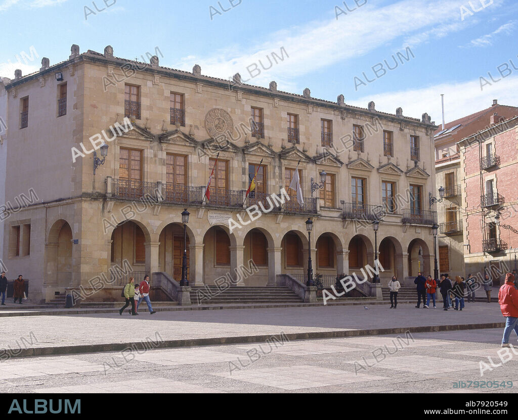 PLAZA MAYOR-AYUNTAMIENTO O CASA DE LOS DOCE LINAJES-S XVII-ARQUITECTURA BARROCA.