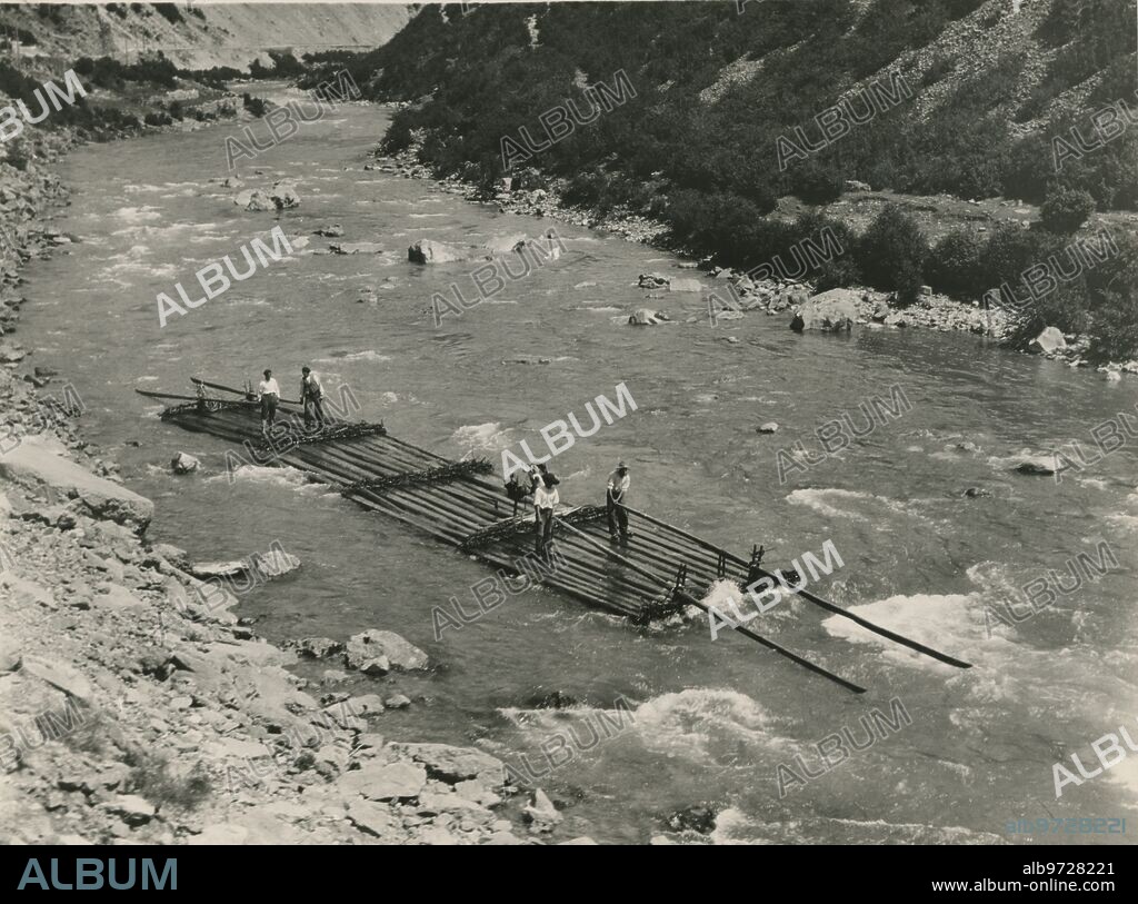 Pirineo navarro, 1935. Valle del Roncal. Transporte de madera en una almadía por el río Esca.