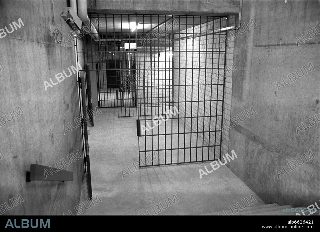 View of the way, secured by three fences to the cell wing in the prison Stuttgart-Stammheim. The legal proceedings against the Baader-Meinhof group started on the 21st of May in 1975.

Photo: Michael Dick +++(c) dpa - Report+++. 21/05/1975