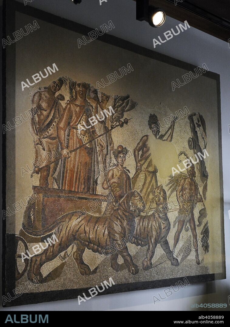 Mosaico romano del Triunfo de Baco. Representa a Baco sobre un carro tirado por dos tigresas, junto a una Victoria alada y un Sátiro. Encabeza el cortejo una Ménade danzante (sólo se conserva en parte), seguida de Pan con el nébris, guiando a las fieras tirando de las riendas. Junto a las tigresas, una Ménade con corona de hiedra y antorcha y una niña. Siglo II. Mármol. Procedente de Caesaraugusta (Zaragoza). Museo Arqueológico Nacional. Madrid. España.