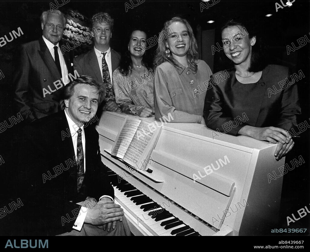 GÖTEBORG 1992-05-11. Storans operasångare Claes Jakobsson med sina stipendiater Anders Ottosson (sittande), Bo Rosenkull, Birgitta Petersson, Marie Myrberg och Pia Svorono. *** Local Caption *** GP Foto: Sören Håkanlind / Kamerareportage / TT / Kod: 2524.