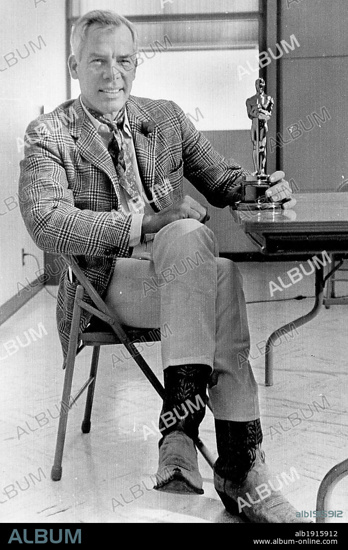 LEE MARVIN. Lee Marvin with her Oscar for best actor for 'Cat Ballou'. 1966
