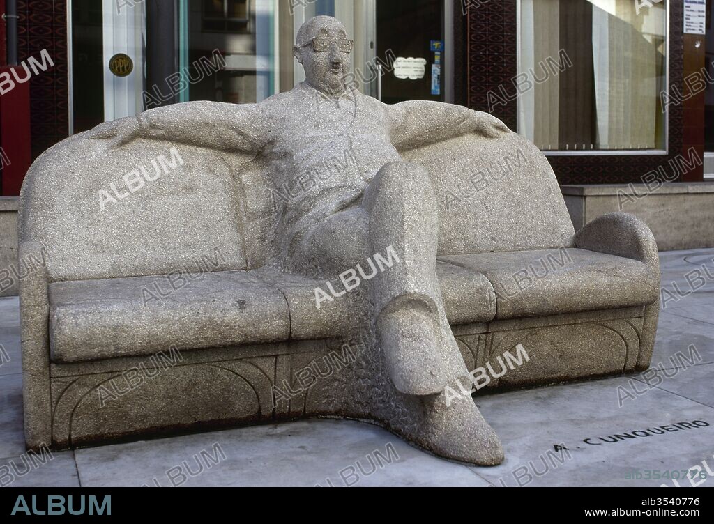 Alvaro Cunqueiro Mora (Mondoñedo, 1911-Vigo, 1981). Escritor español. Estatua sedente realizada por el escultor coruñés José Castiñeiras Iglesias, situada en la Plaza do Humor. A Coruña, Galicia, España.