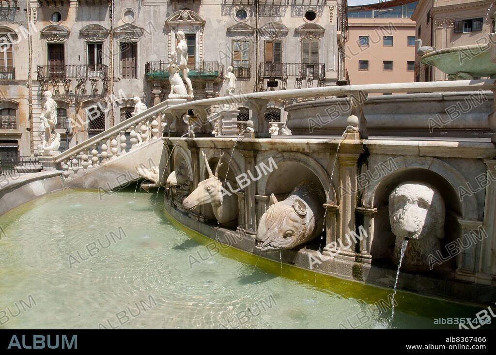 Italy: The 16th century Praetorian Fountain (Fontana Pretoria), Piazza Pretoria, Palermo, Sicily. The Praetorian Fountain is located in the heart of the historic centre of Palermo and represents the most important landmark of Piazza Pretoria. The fountain was originally built by Francesco Camilliani (1530 - 1586), a Tuscan sculptor, in the city of Florence in 1554, but was transferred to Palermo in 1574.