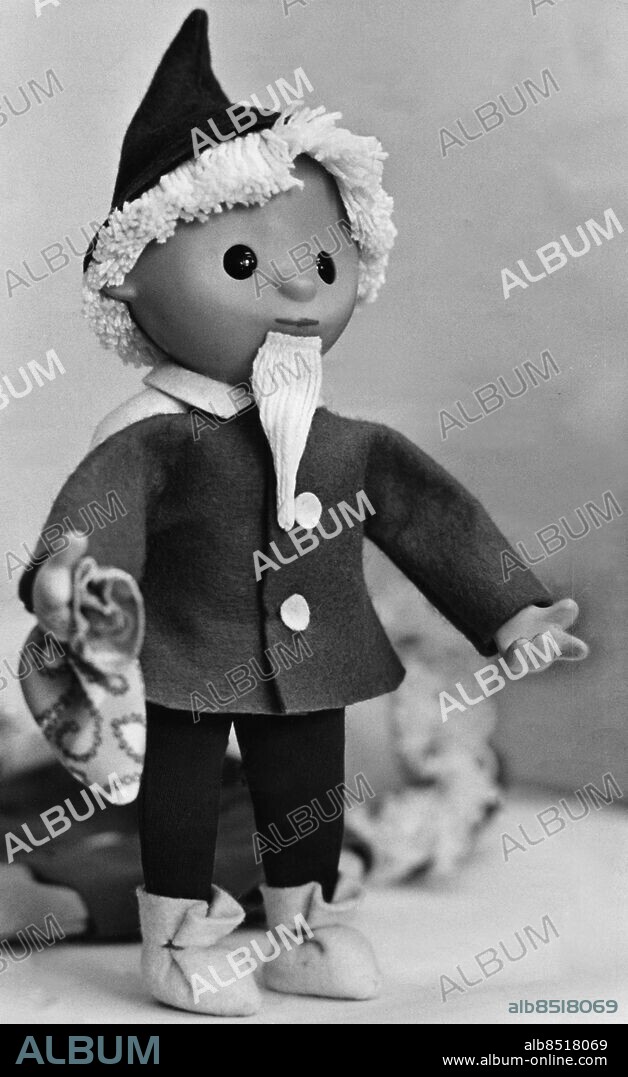 1973 - Dockfiguren John Blund, här som en docka i leksakshandeln. John Blund (på tyska Sandmann, även Unser Sandmännchen) är en serie dockfilmer som börjades visas i östtysk tv 1959. Serien såldes till utländska TV-bolag, bland annat Sveriges Television som köpte in serien där den visades i Halvsju, med Lennart Swahn som berättarröst.. Foto: Jacob Forsell Kod: 14 . ** AB OUT **.