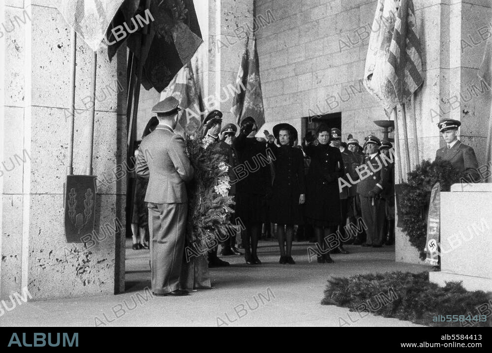 Tschammer und Osten, Hans von; Politiker. (NSDAP), Reichssportführer u. SA-Obergruppenführer; 1887-1943. Urnenbeisetzung in der Langemarckhalle auf dem Reichssportfeld, Berlin, Sonntag, 2. Mai 1943: Trauergäste grüßen die Urne. Foto.