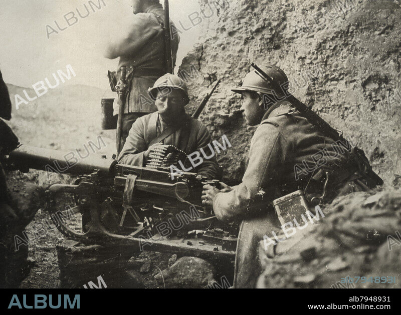 AMATEUR PHOTOGRAPHER. World War I. German machine gun taken by some French soldiers (France). In 1916.