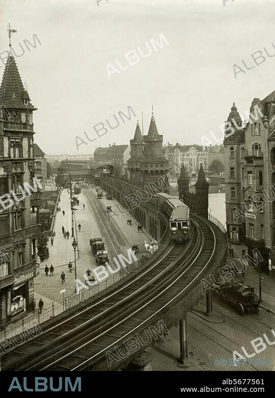 Berlin, Oberbaumbrücke (1895/96 erbaut als Verbindung zwischen Oberbaum- u. Warschauer Straße, 1908 Eröffnung der Hochbahnstrecke). Blick auf die Brücke in östlicher Richtung. Im Hintergrund Bahnhof Stralauer Tor. Foto, um 1920.