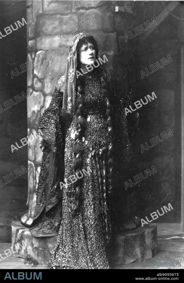 Ellen Terry , in famous beetle wing dress , as Lady Macbeth 1888.