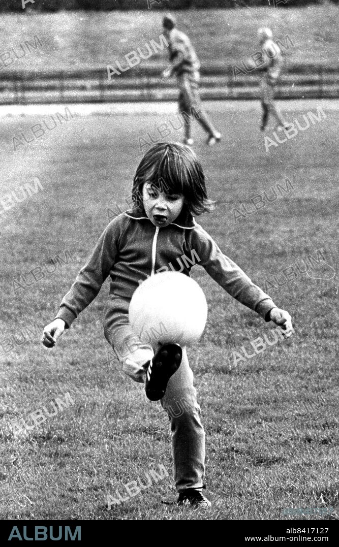 Bild från Bo Widerbergs film "Fimpen" från 1972, med Johan Bergman som den lille fotbollsspelaren.. Foto: Lasse Olsson / DN / SCANPIX / Kod: 45. ** SvD OUT **.