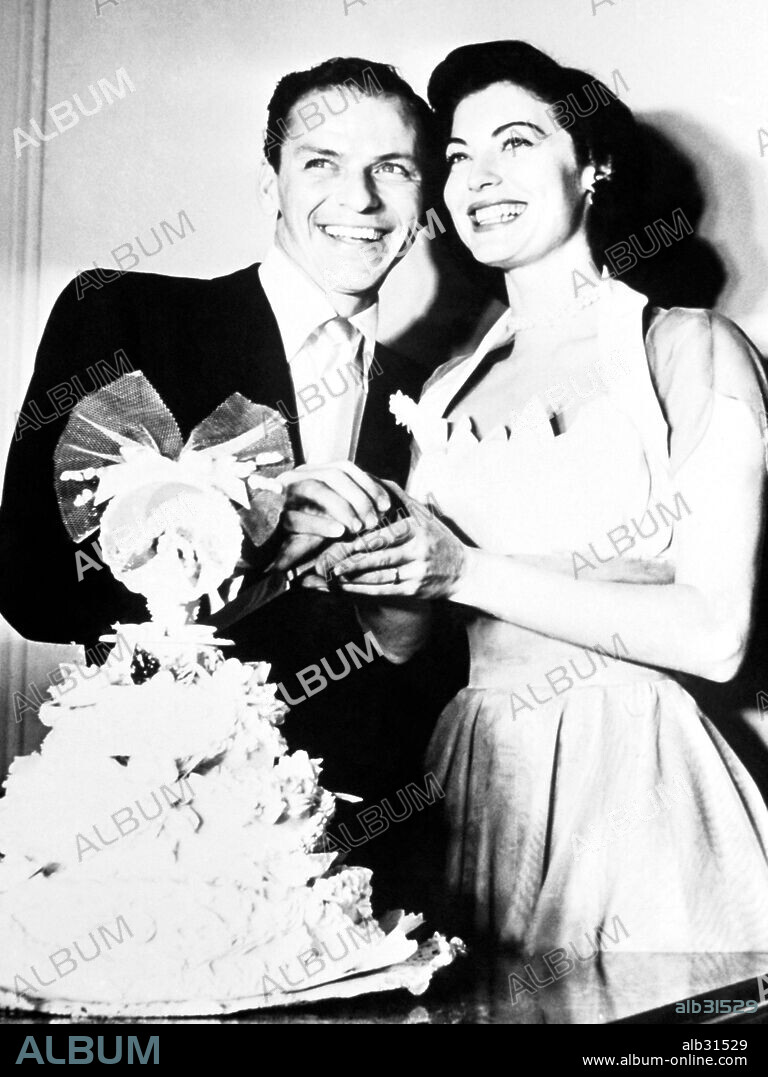 AVA GARDNER y FRANK SINATRA. Frank Sinatra y Ava Gardner en su boda en Filadelfia. 7 de noviembre de 1951. 1951