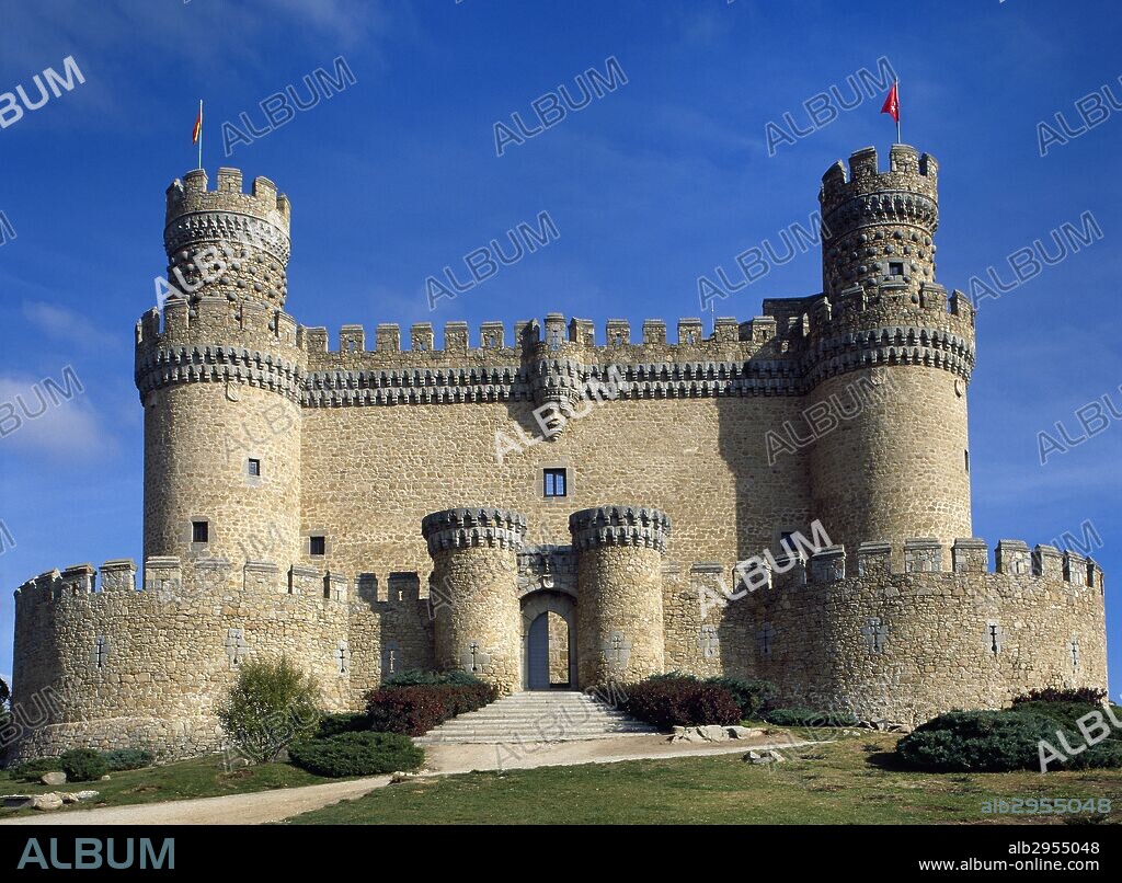 COMUNIDAD DE MADRID. MANZANARES EL REAL. Vista general del CASTILLO DEL REAL, en el extremo oriental de la localidad. Fue mandado construir en 1475 por Diego Hurtado de Mendoza, hijo del primer marqués de Santillana que escribió las conocidas serranillas. Los Mendoza ampliaron el castillo convirtiéndolo en palacio y lo convirtieron como residencia hasta fines del siglo XVI. España.