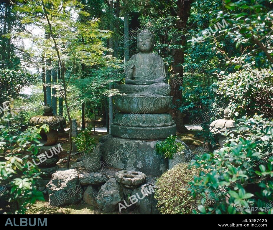 Kyôto (Japan), Ryôan-ji. (Buddhistischer Tempel, gegr. 1473, mit Zen-Garten, angelegt 1599, vielleicht von Sôami oder Kanamori Sôwa; 1785 rekonstruiert). Teilansicht: Garten mit Buddhastatue. Foto, 1995.