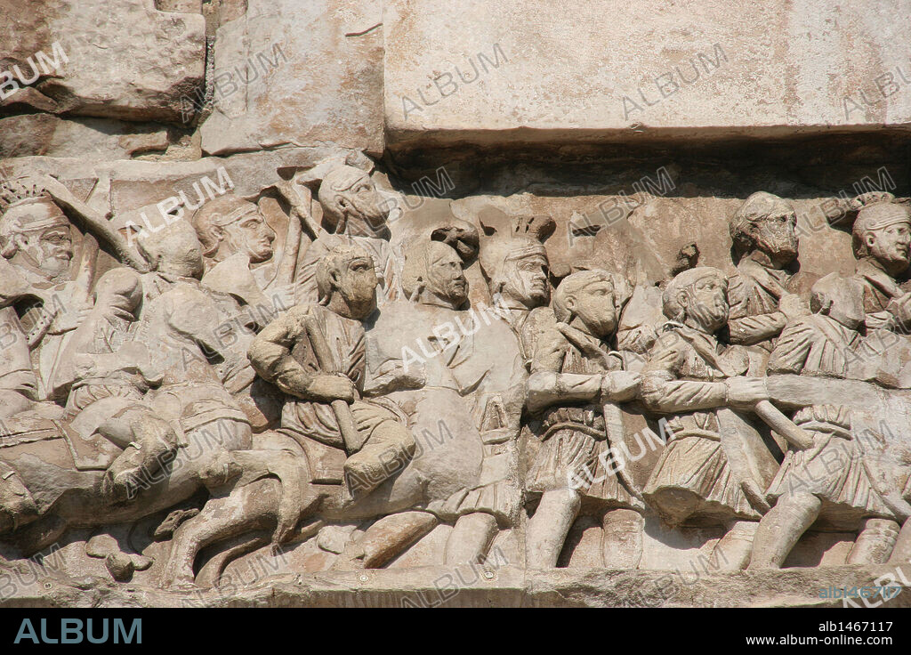 ARTE ROMANO. ITALIA. ARCO DE CONSTANTINO. Arco triunfal erigido en el siglo IV d. C. por el Senado en honor del emperador Constantino, tras su victoria sobre Majencio en Puente Milvio (año 313 d. C.). Tiene tres oberturas y gran parte de su decoración procede de otros monumentos. Detalle de uno de los relieves con escenas de soldados durante la batalla. Roma.