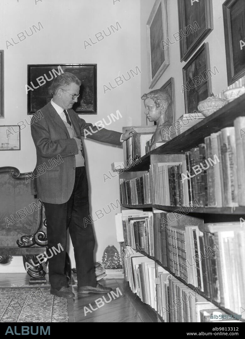 1975 (CA). Julio Caro Baroja in the library.