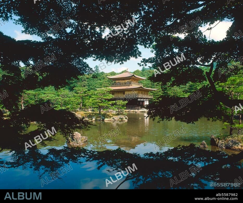 Kyôto (Japan), Kinkaku-ji - Goldener Pavillon. (Tempel, 1397 erb.; nach Brand 1955 rekonstruiert). Blick über den Spiegelsee (kyôko) auf den Tempel. Foto, 1995/96.