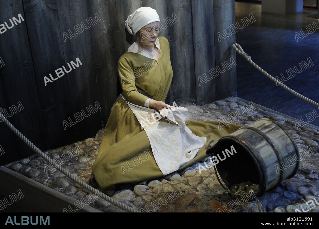 Historia de Europa. Siglo XIV. La Peste Negra. Pandemia que asoló el continente Europeo en el s. XIV. Figura de una mujer afectada por la peste. Museo Medieval. Estocolmo. Suecia.