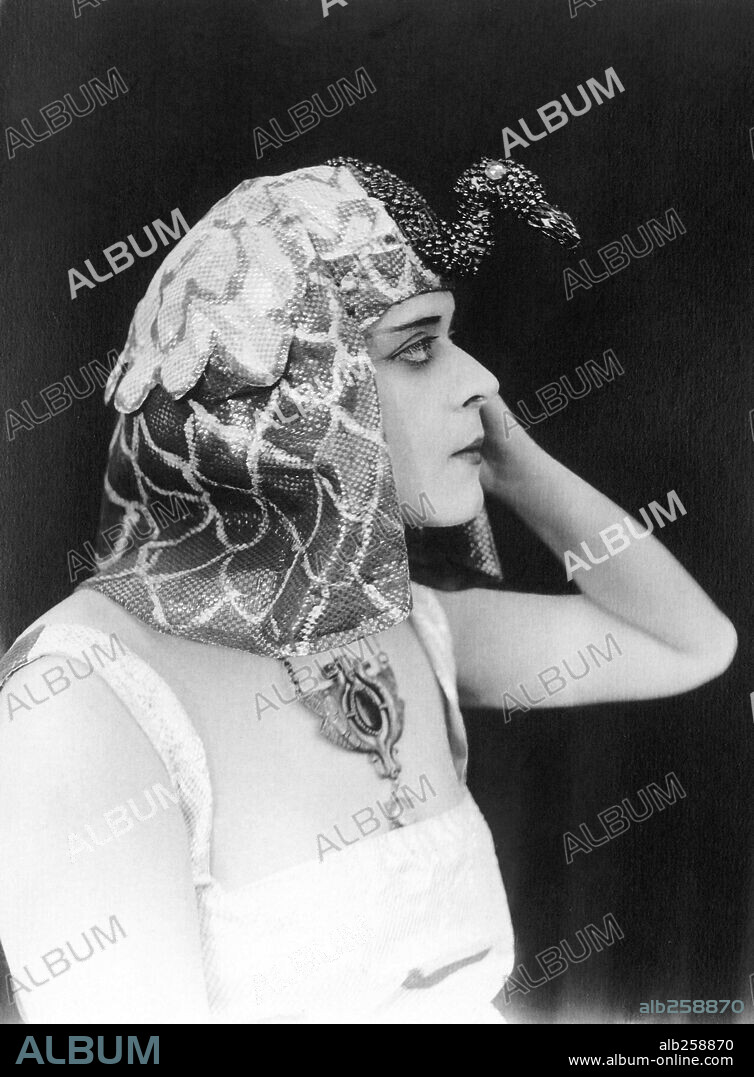 THEDA BARA in CLEOPATRA, 1917, directed by J. GORDON EDWARDS. Copyright FOX FILMS.