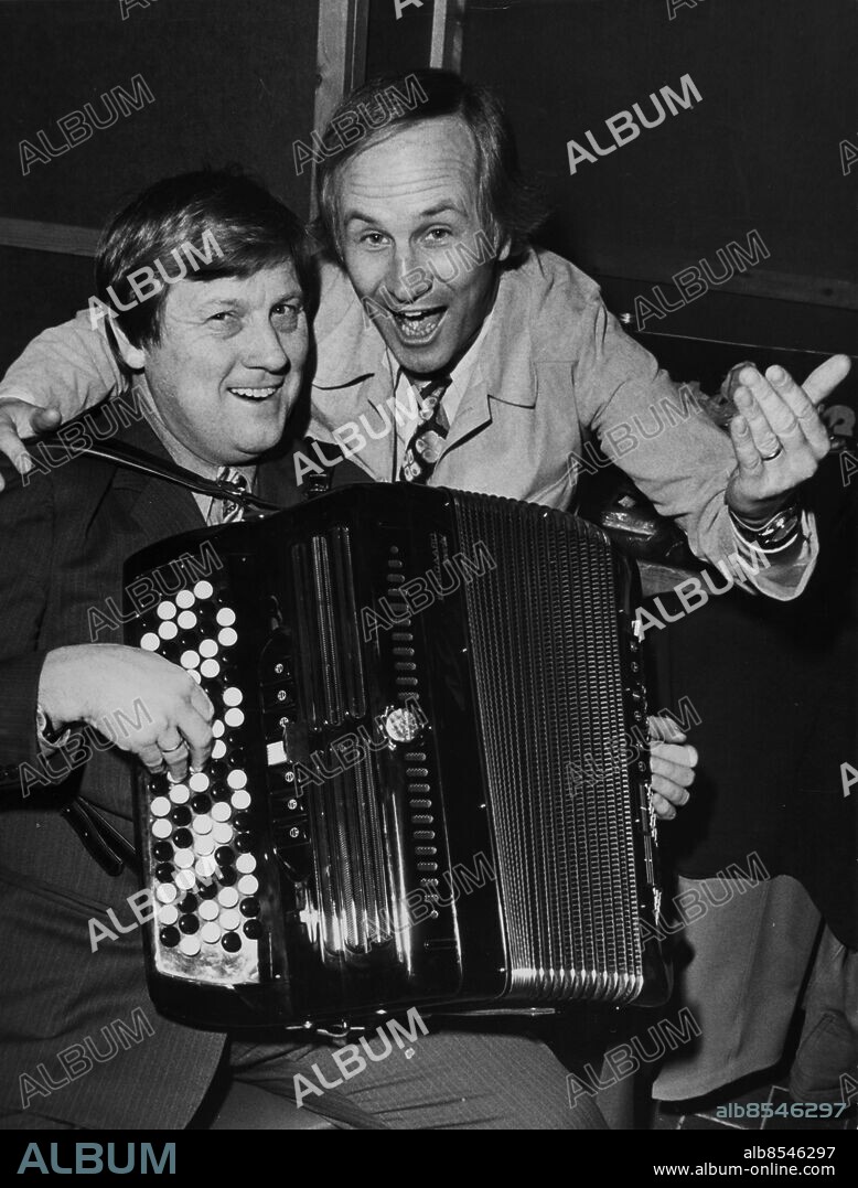 ARKIV 19720128. Rune Gnestadius född Karlsson, mera känd under namnet Gnesta-Kalle, radio- och TV-producent, programledare, dragspelare och kapellmästare, sitter med sitt dragspel i famnen tillsammans med tv-producenten Bosse Larsson i samband med presenttionen av SVT-2:s nysattsning av Sveriges Radios poulära trivselprogram "Våra favoriter" som ska TV-sändas i sex avsnitt på Cirkus i Stockholm med start 18 februari 1972.. Foto: Johnny Zaar / Skånereportage / TT / kod 34532.