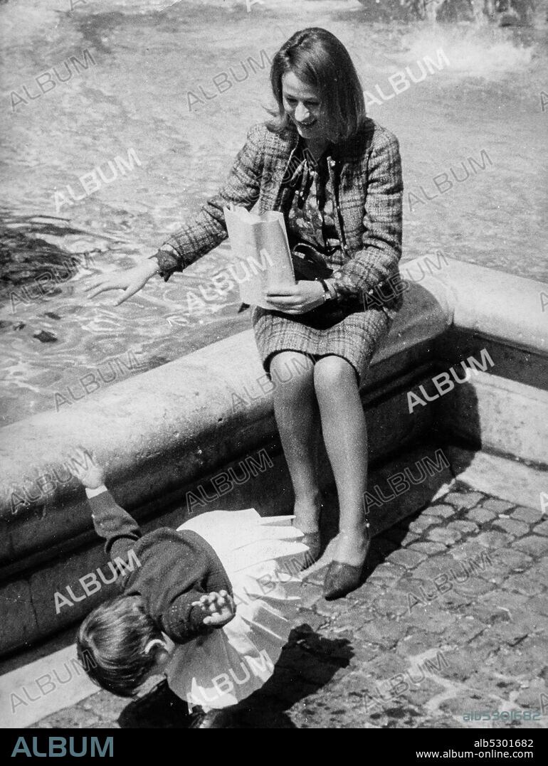 Annie Girardot with her daughter. Fontana di Trevi. Rome. 1964. (Photo by: Marka/Universal Images Group via Getty Images).