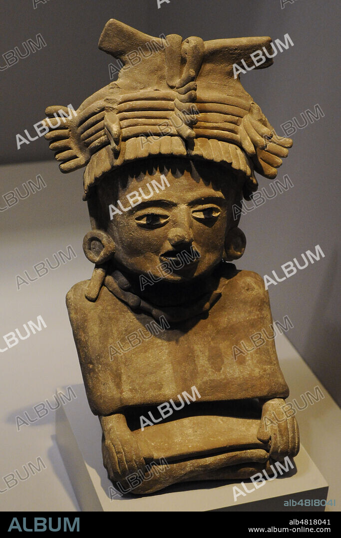 Figura sedente de un noble. Cerámica. Cultura de El Tajín (700-900 d. C). Costa del Golfo, México. Museo de América. Madrid. España.