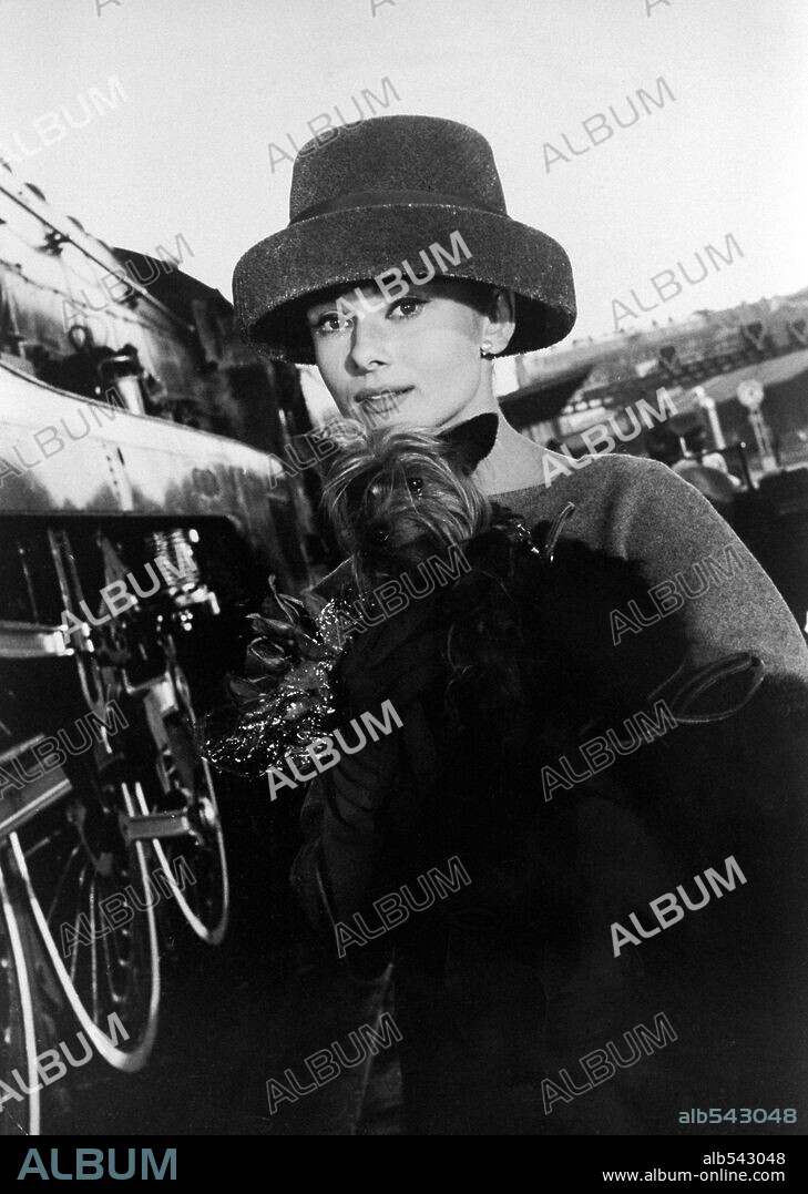 AUDREY HEPBURN en UNA CARA CON ÁNGEL, 1957 (FUNNY FACE), dirigida por STANLEY DONEN. Copyright PARAMOUNT PICTURES.